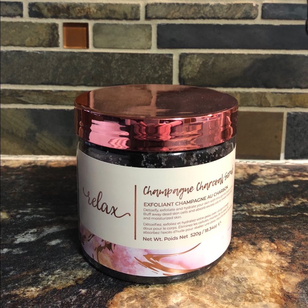 Manna Kadar Champagne Charcoal Scrub